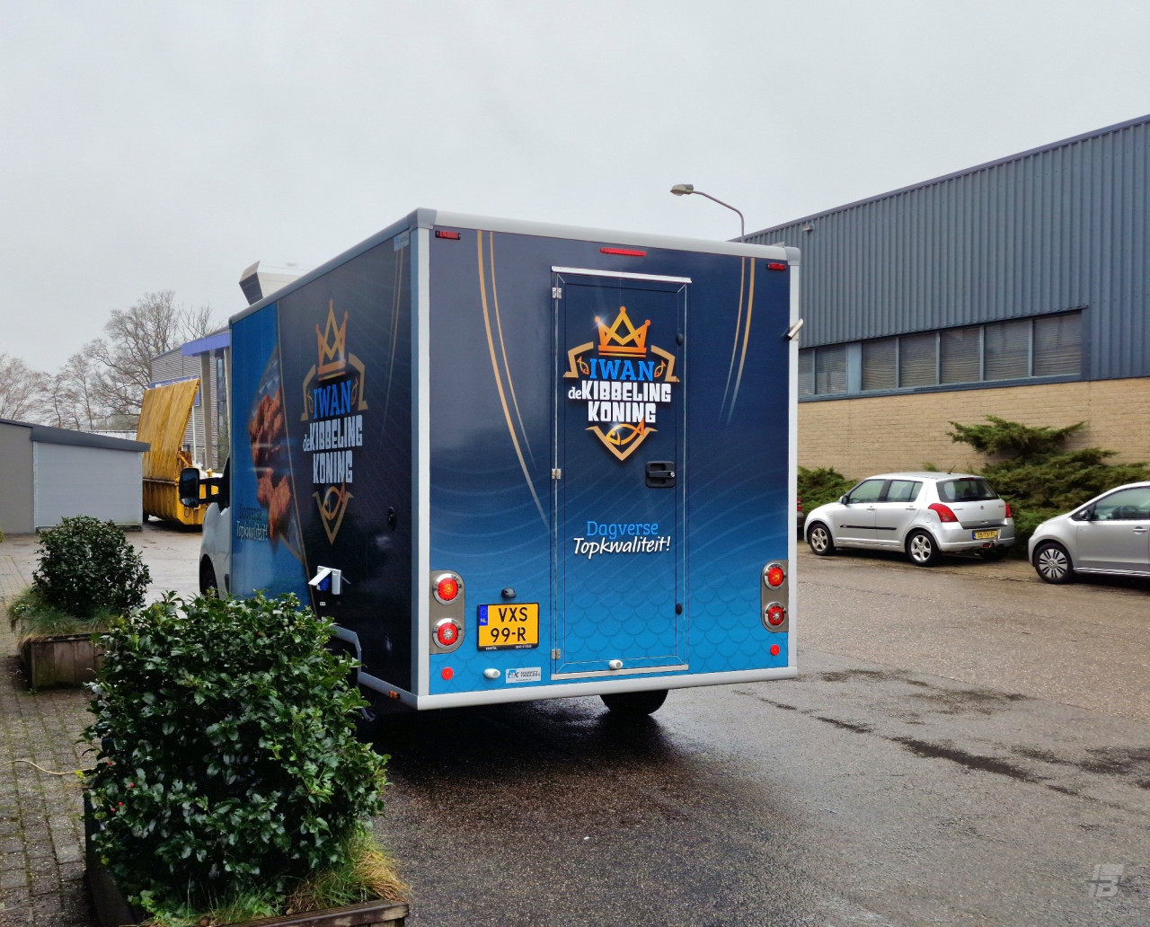 Achteraanzicht van een verkoopwagen voor vis