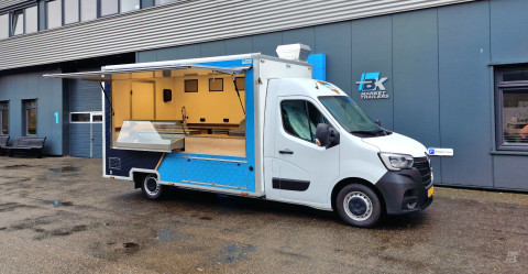 Zijaanzicht van een verkoopwagen voor vis met geopende luifel