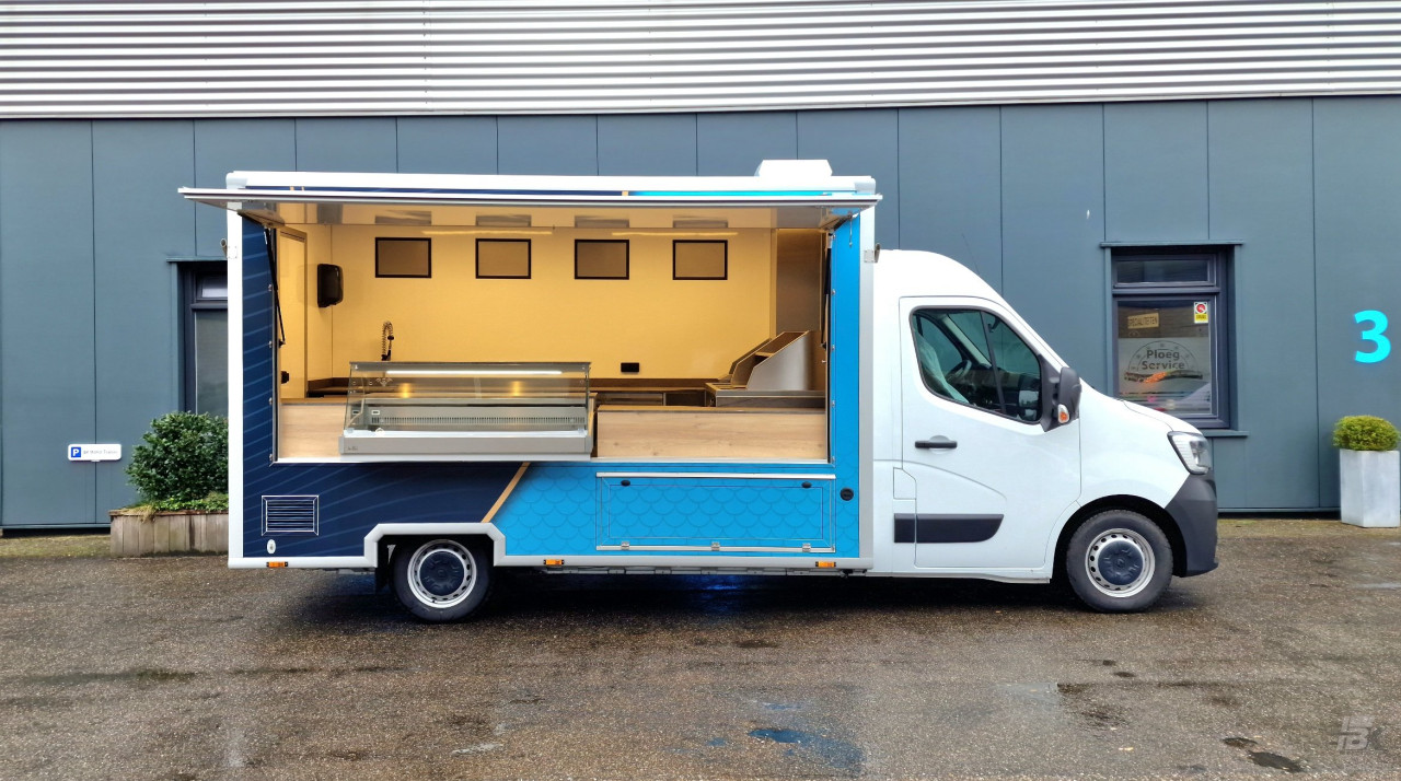 Zijaanzicht van een verkoopwagen voor vis met geopende luifel