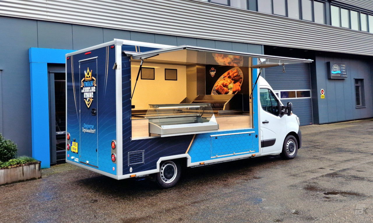 Zijaanzicht van een verkoopwagen voor vis met geopende luifel