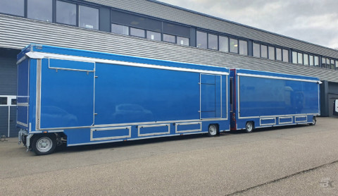 Zijaanzicht van twee verkoopwagens voor vis met gesloten luifels
