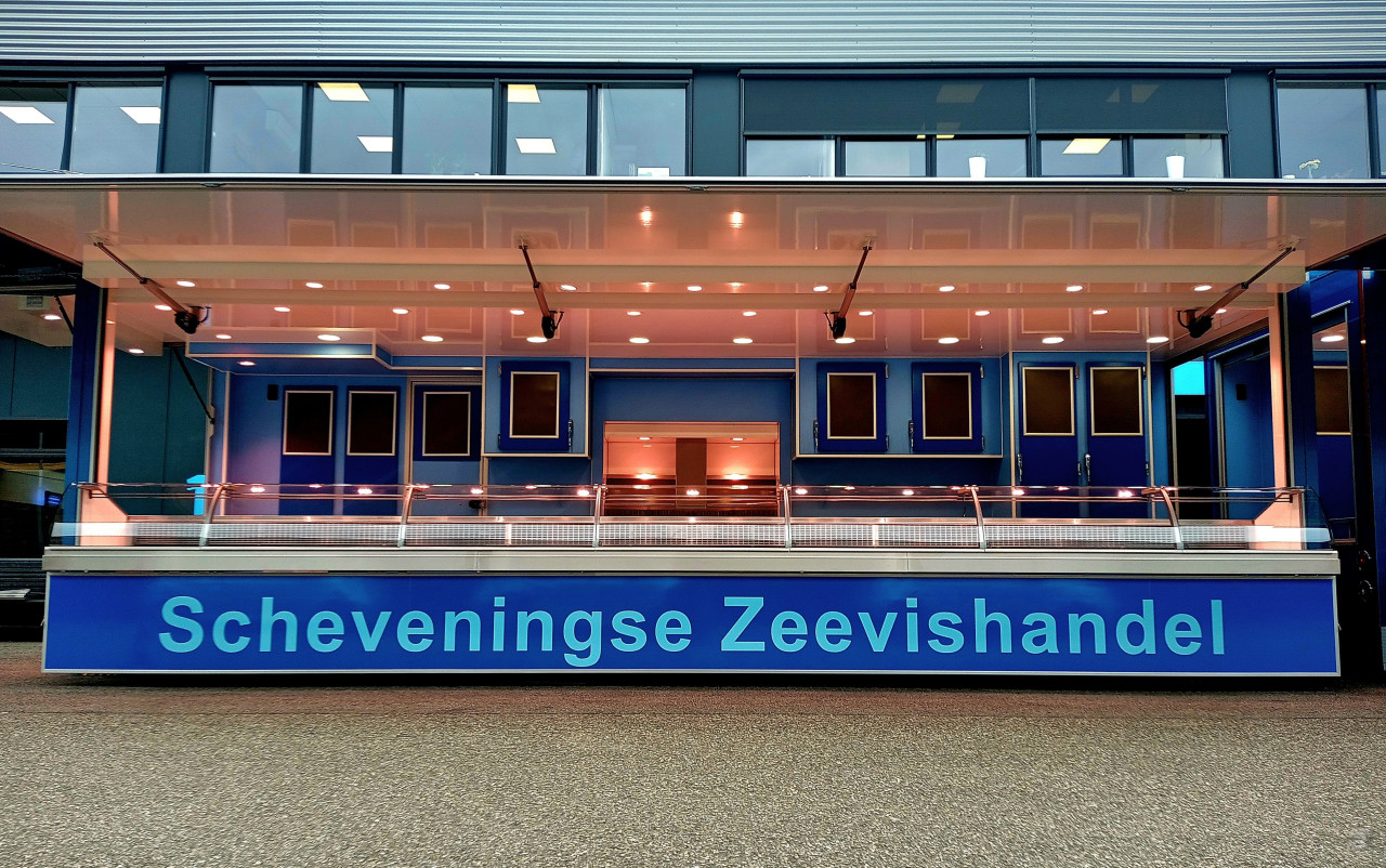Zijaanzicht van een verkoopwagen voor vis met geopende luifel
