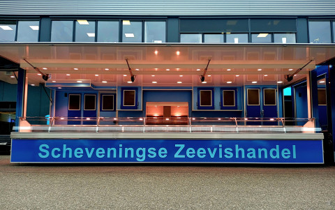 Zijaanzicht van een verkoopwagen voor vis met geopende luifel