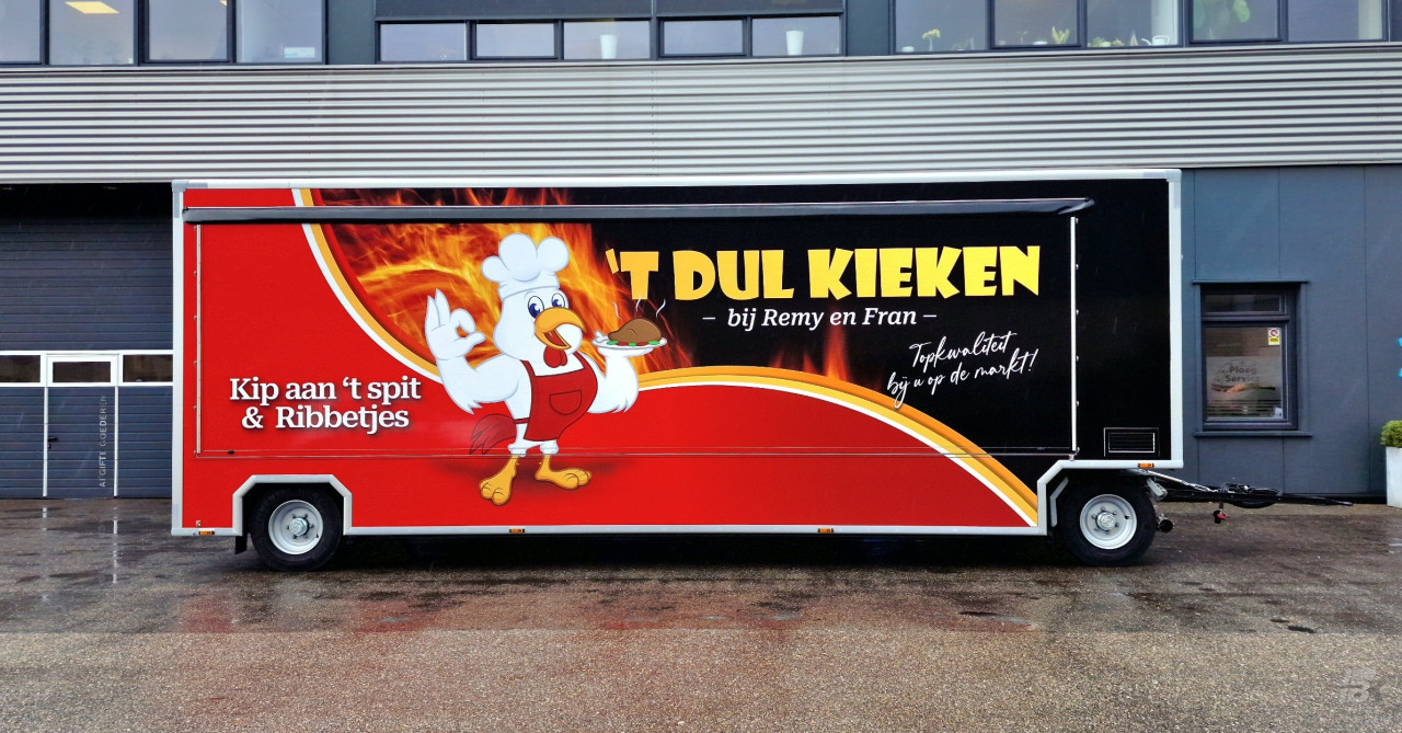 Zijaanzicht van een aanhangwagen voor kip aan het spit met gesloten luifel