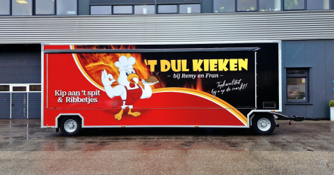 Zijaanzicht van een aanhangwagen voor kip aan het spit met gesloten luifel