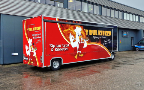Zijaanzicht van een aanhangwagen voor kip aan het spit met gesloten luifel