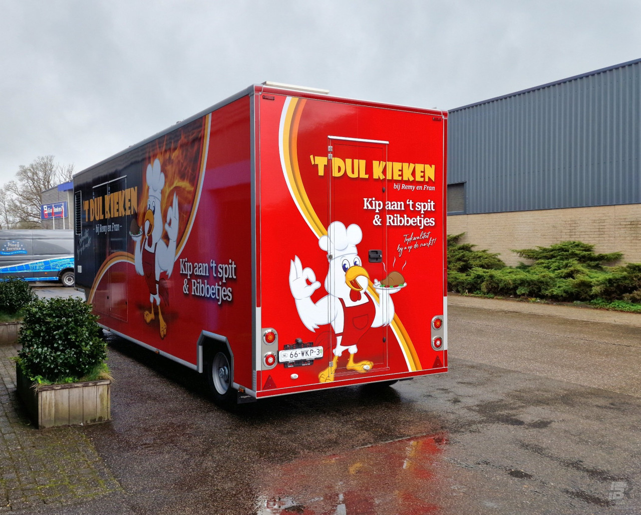 Achteraanzicht van een aanhangwagen voor kip aan het spit