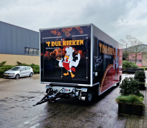 Vooraanzicht van een aanhangwagen voor kip aan het spit