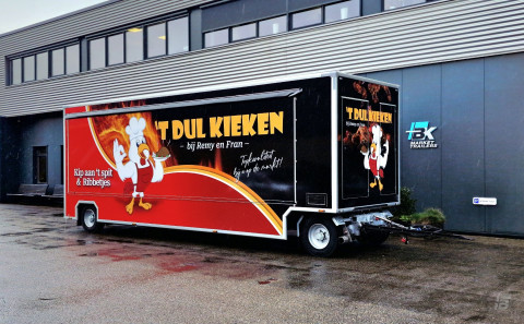 Zijaanzicht van een aanhangwagen voor kip aan het spit met gesloten luifel