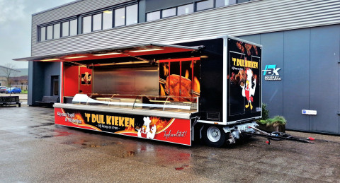 Zijaanzicht van een aanhangwagen voor kip aan het spit met geopende luifel