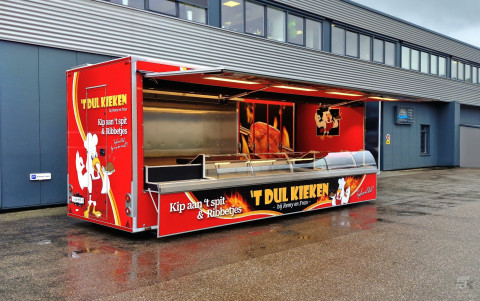 Zijaanzicht van een aanhangwagen voor kip aan het spit met geopende luifel