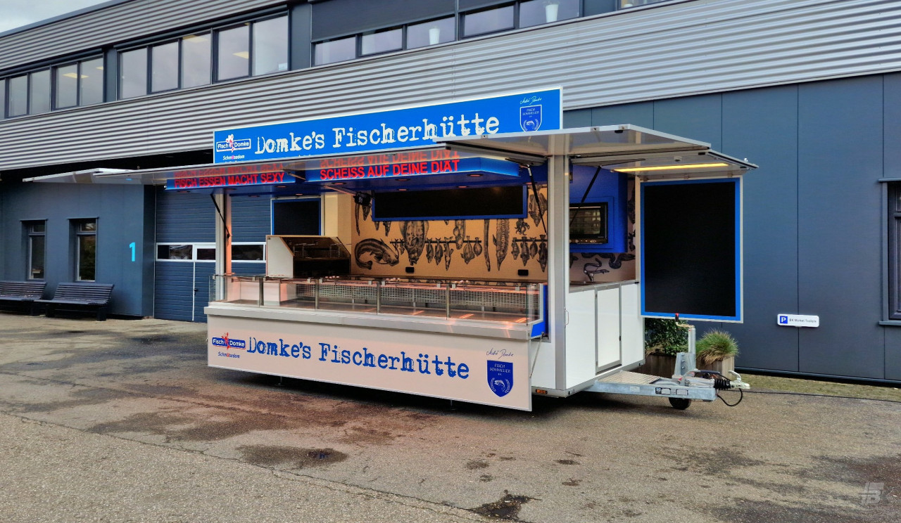 Zijaanzicht van een aanhangwagen voor vis met geopende luifel
