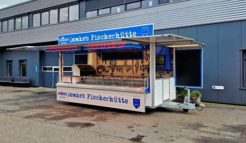 Zijaanzicht van een aanhangwagen voor vis met geopende luifel