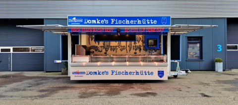 Zijaanzicht van een aanhangwagen voor vis met geopende luifel