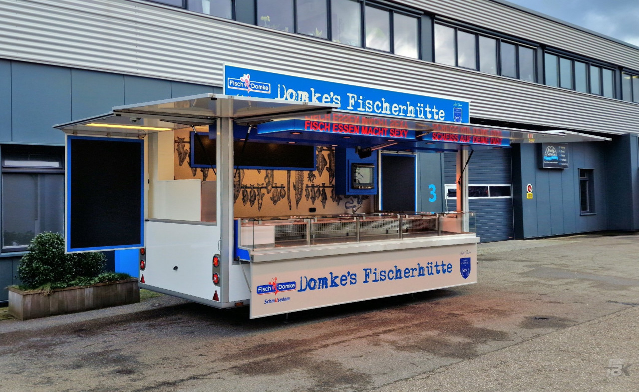 Zijaanzicht van een aanhangwagen voor vis met geopende luifel
