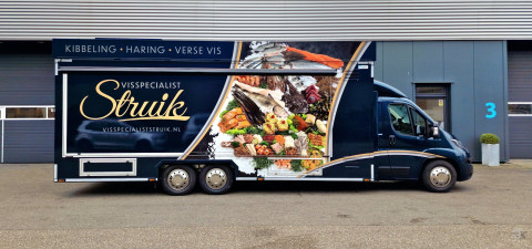 Zijaanzicht van een verkoopwagen voor vis met gesloten luifel