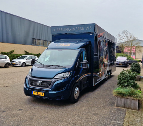 Vooraanzicht van een verkoopwagen voor vis