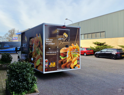 Achteraanzicht van een verkoopwagen voor patat