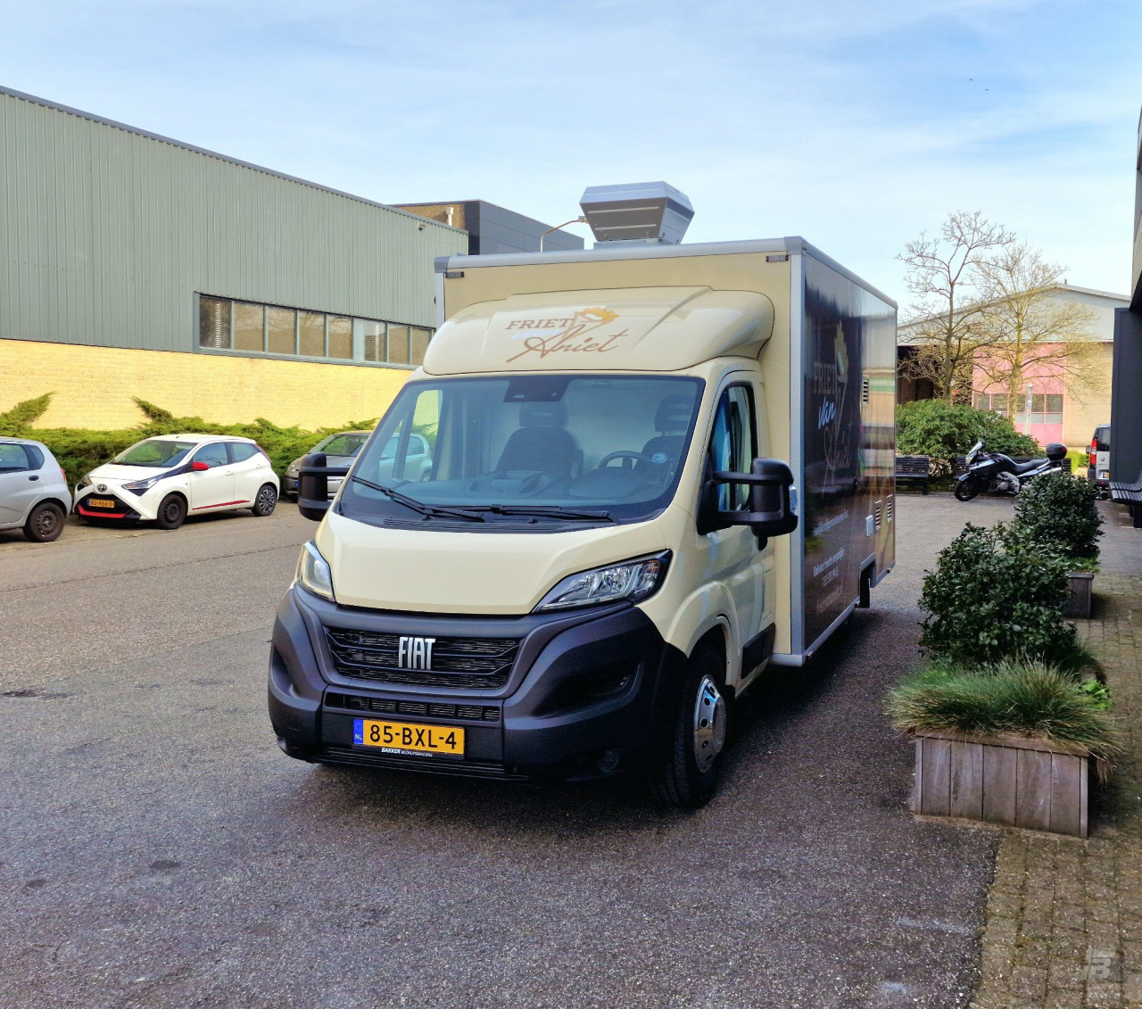 Vooraanzicht van een verkoopwagen voor patat