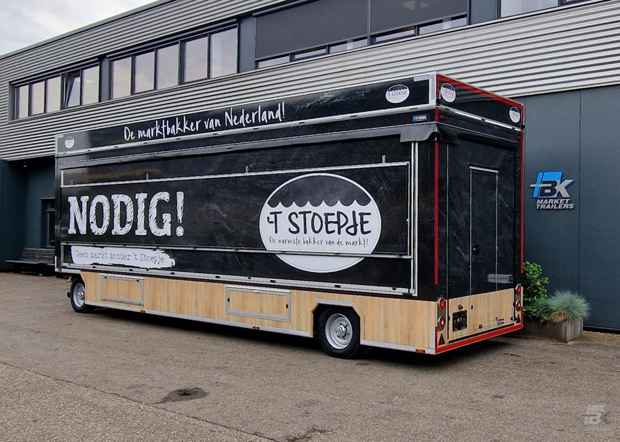 Zijaanzicht van een aanhangwagen voor brood en banket met gesloten luifel