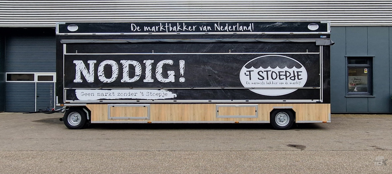 Zijaanzicht van een aanhangwagen voor brood en banket met gesloten luifel