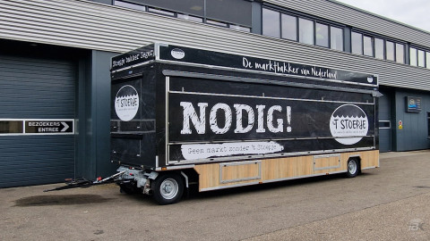 Zijaanzicht van een aanhangwagen voor brood en banket met gesloten luifel