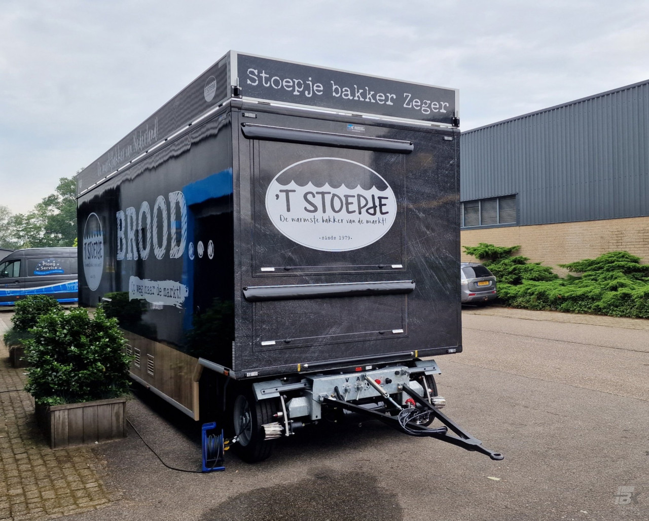 Vooraanzicht van een aanhangwagen voor brood en banket