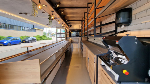 Binnenkant van een aanhangwagen voor brood en banket
