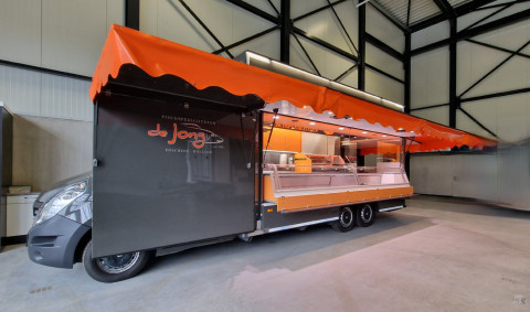 Zijaanzicht van een verkoopwagen voor vis met geopende luifel
