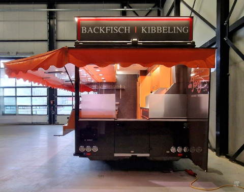 Achteraanzicht van een verkoopwagen voor vis