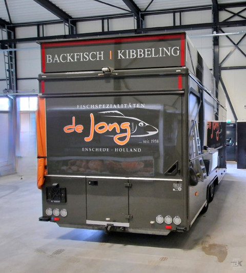 Achteraanzicht van een verkoopwagen voor vis