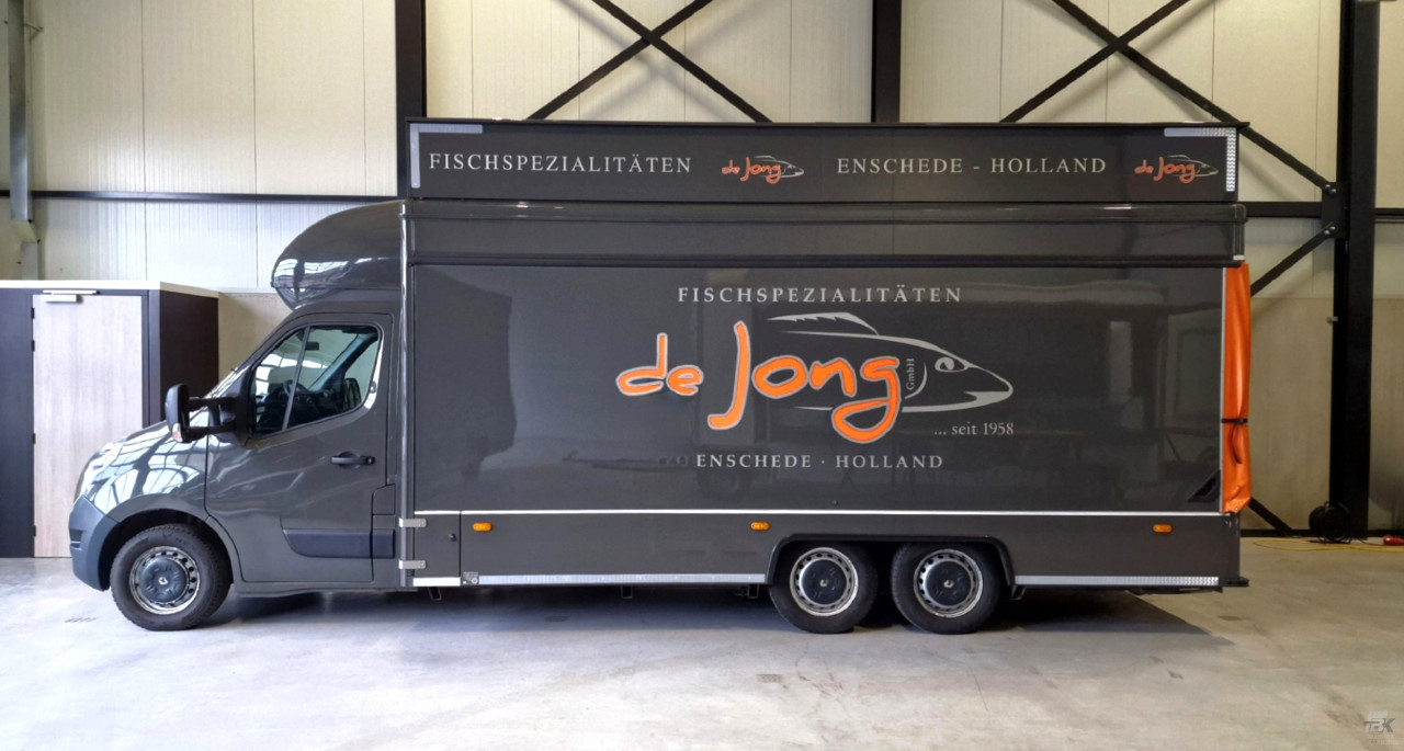 Zijaanzicht van een verkoopwagen voor vis met gesloten luifel