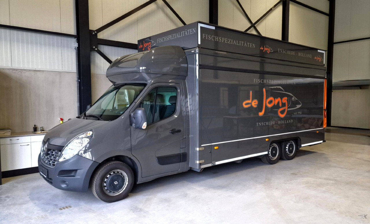 Zijaanzicht van een verkoopwagen voor vis met gesloten luifel
