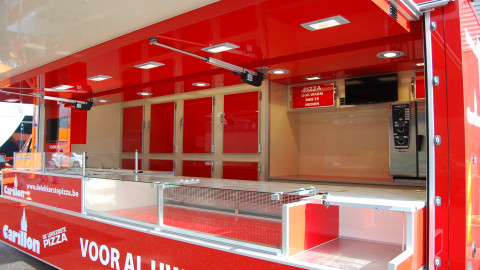 Binnenkant van een verkoopwagen voor pizza