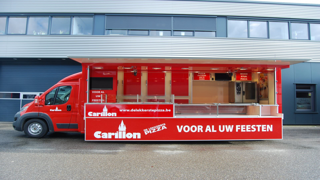 Zijaanzicht van een verkoopwagen voor pizza met geopende luifel