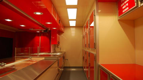 Binnenkant van een verkoopwagen voor pizza
