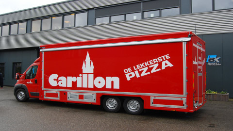 Zijaanzicht van een verkoopwagen voor pizza met gesloten luifel