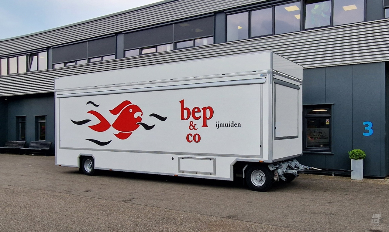 Zijaanzicht van een aanhangwagen voor vis met gesloten luifel