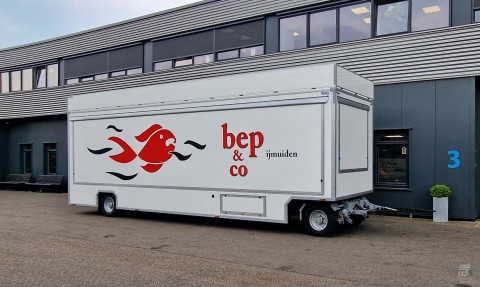 Zijaanzicht van een aanhangwagen voor vis met gesloten luifel