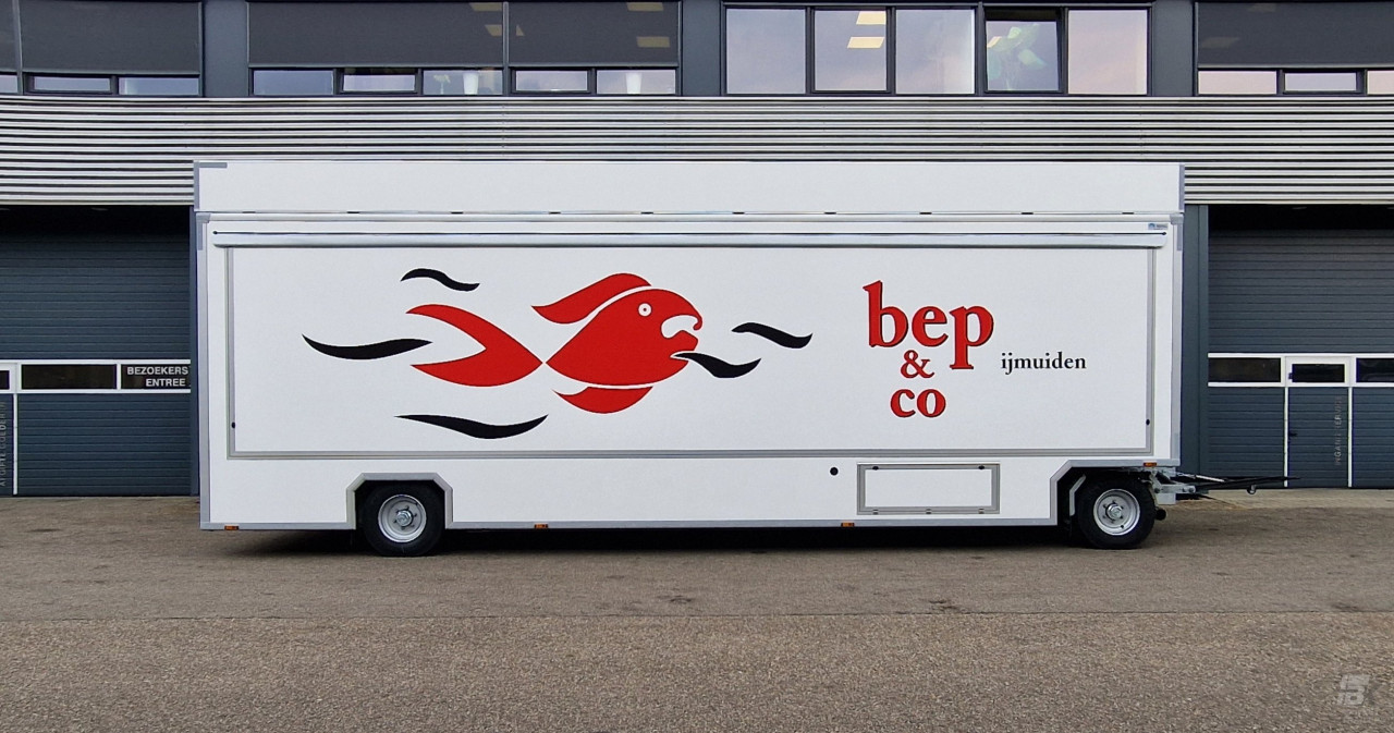 Zijaanzicht van een aanhangwagen voor vis met gesloten luifel