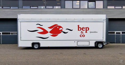 Zijaanzicht van een aanhangwagen voor vis met gesloten luifel