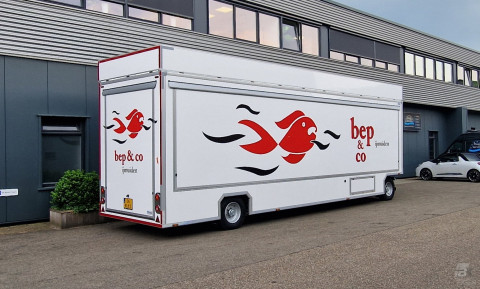 Zijaanzicht van een aanhangwagen voor vis met gesloten luifel