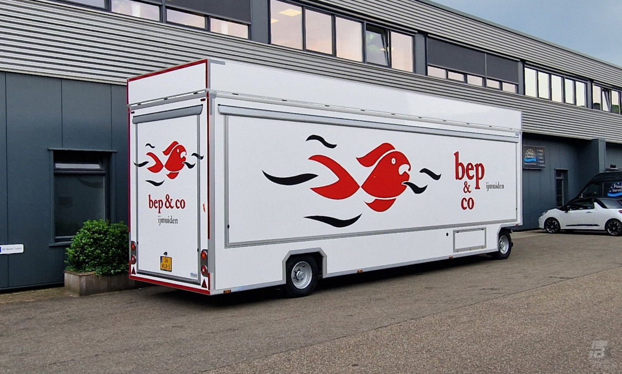 Zijaanzicht van een aanhangwagen voor vis met gesloten luifel