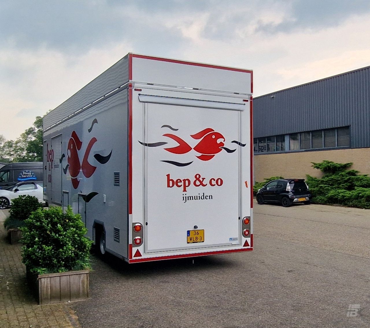 Achteraanzicht van een aanhangwagen voor vis
