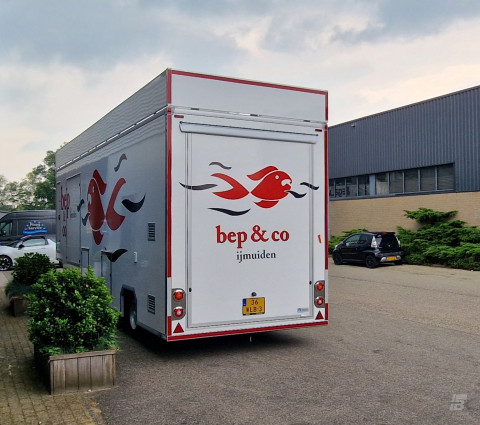 Achteraanzicht van een aanhangwagen voor vis