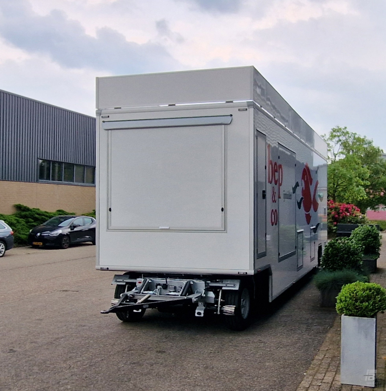 Vooraanzicht van een aanhangwagen voor vis