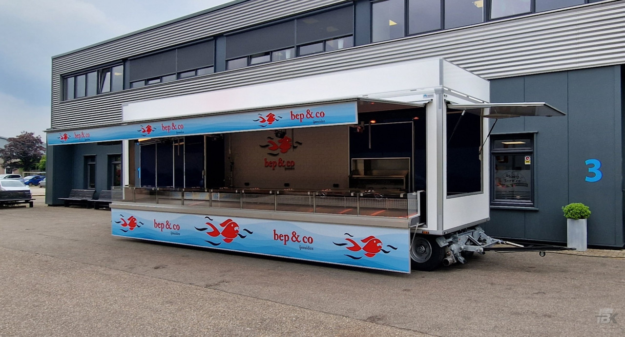 Zijaanzicht van een aanhangwagen voor vis met geopende luifel