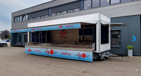 Zijaanzicht van een aanhangwagen voor vis met geopende luifel