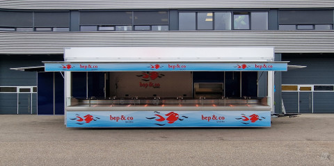 Zijaanzicht van een aanhangwagen voor vis met geopende luifel
