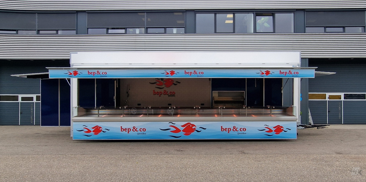 Zijaanzicht van een aanhangwagen voor vis met geopende luifel